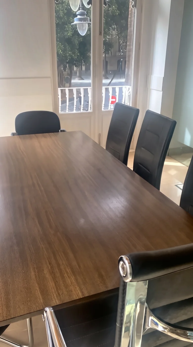 Mesa de firmas de la notaría junto al balcón