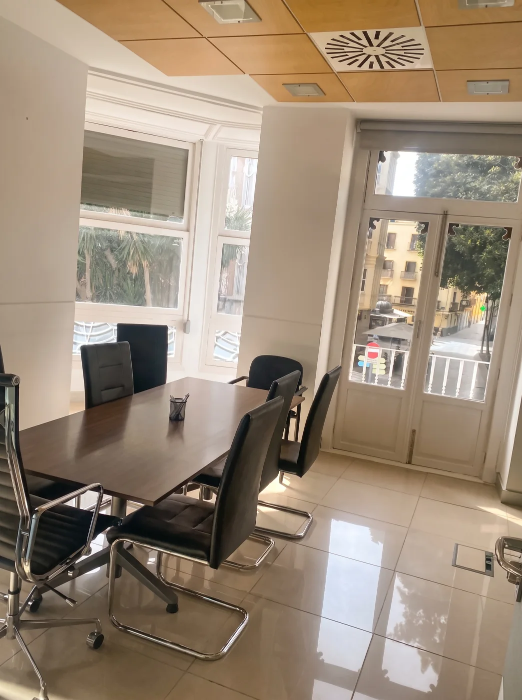 Sala de firmas de la notaría con balcón al centro de Cartagena